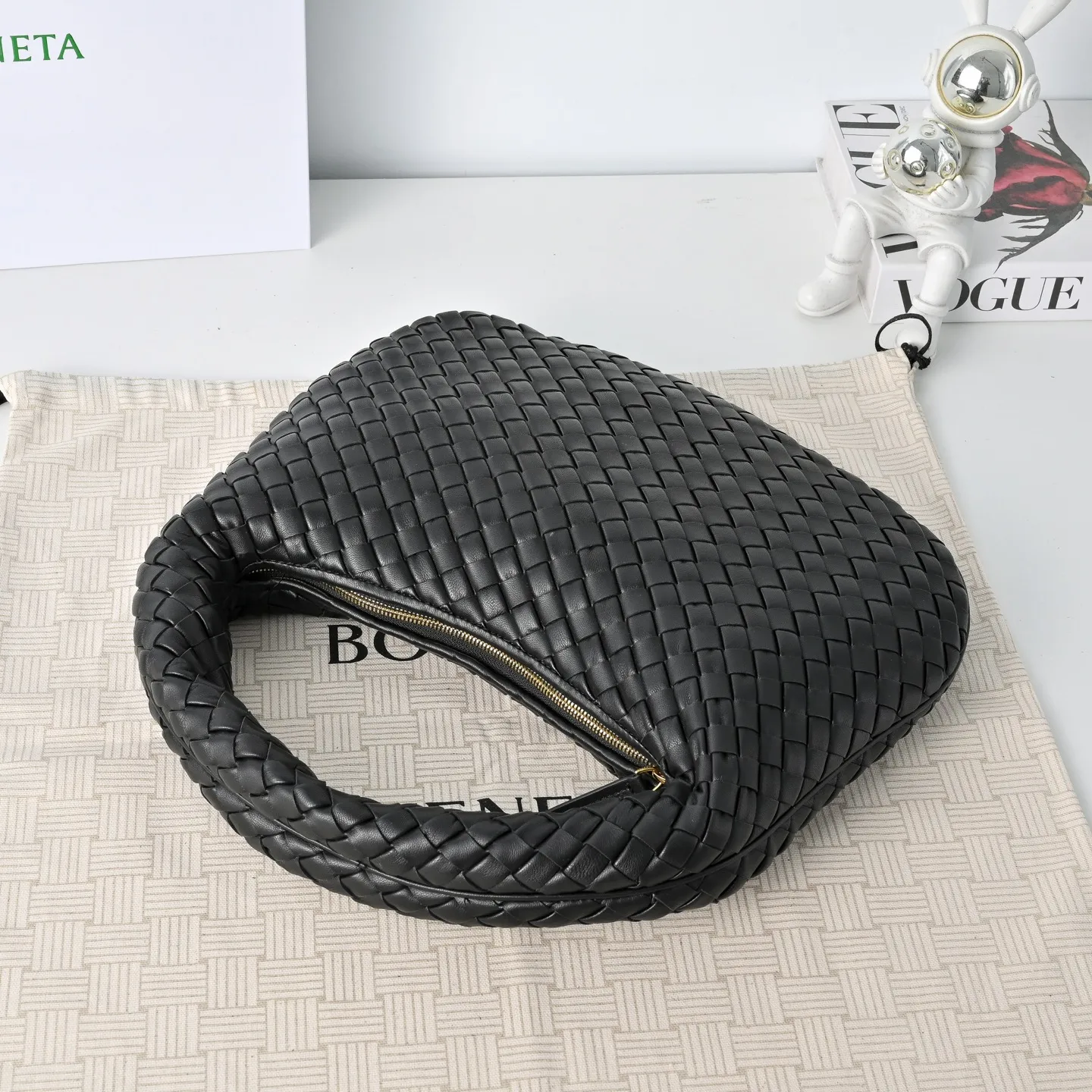 Batch 1720 #BV New Veneta handbag ✨ The "ceiling of texture" bag in the woven bag world, so high-end that you can't help but look at it more ~ 🥰 Made of Nappa lambskin lntrecciato quilted weaving process ~ The texture is particularly stunning, soft but not collapsed, tough but not hard 🌟The bag body and handle are integrated and can be carried on the shoulder or by hand. It has just the right sense of laziness and casualness 🎈The capacity meets all the needs of commuting Just pull the zipper and pack up your own little world, feeling very at ease💚Veneta is a work that speaks for itself with texture🎀 Model: 6736 Size: 35x21x5